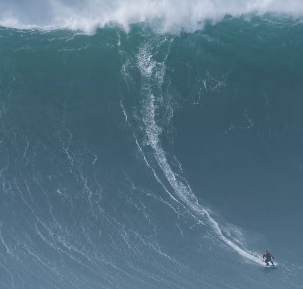Lucas Fink na onda gigante de Nazaré — Foto: Reprodução/Redes Sociais