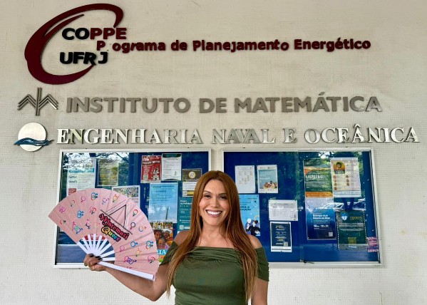 Travesti e cearense: Erikah Souza apresenta pesquisa inédita em Matemática e recebe título de doutora na UFRJ