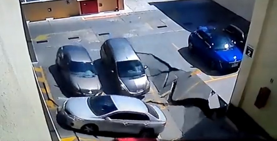 Vídeo mostra momento em que carros são engolidos por buraco após desabamento em shopping de Osasco