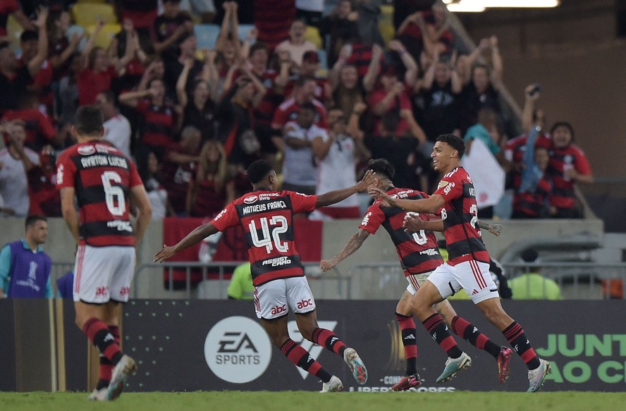 Victor Hugo comemora o gol que deu a vitória para o Flamengo por 2 a 1 contra o Racing