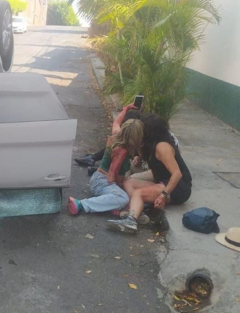 Após capotamento de carro no México, vítimas feridas fazem selfie feridas no local do acidente — Foto: Reprodução/X