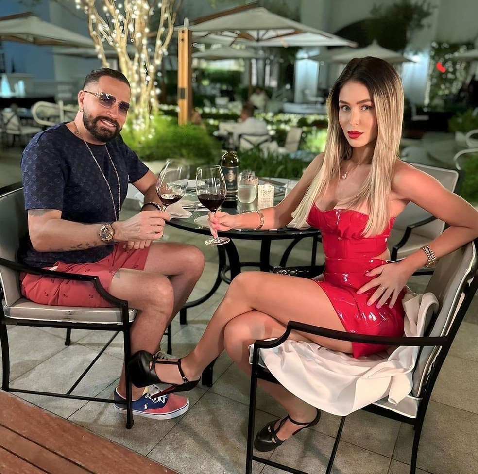 Latino se declara para sua noiva Raffa Rarbbie como sua "alma gêmea" — Foto: divulgação