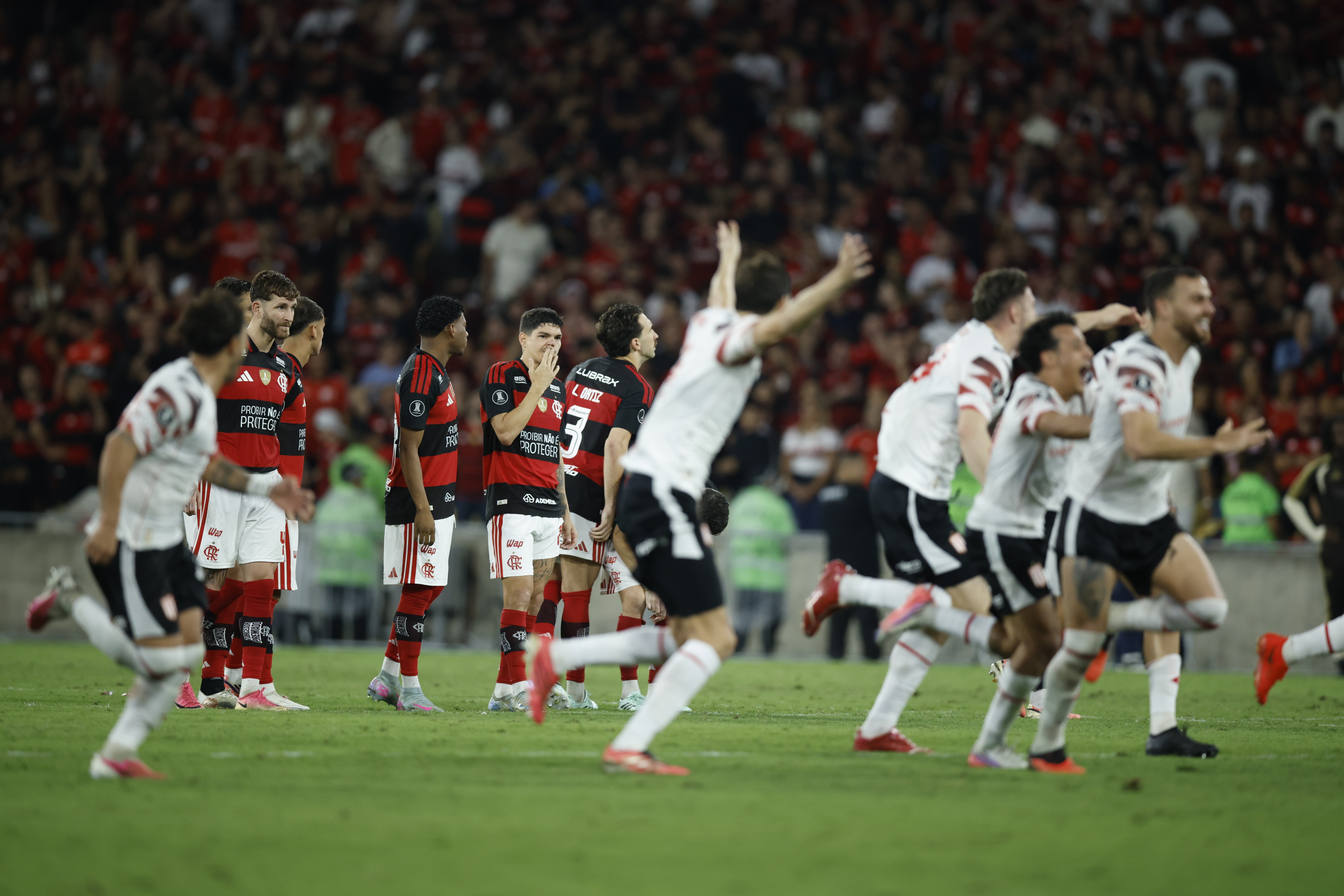 Jorginho, Paquetá e Bruno Henrique perdem pênaltis, e Flamengo é eliminado da Libertadores para o Estudiantes