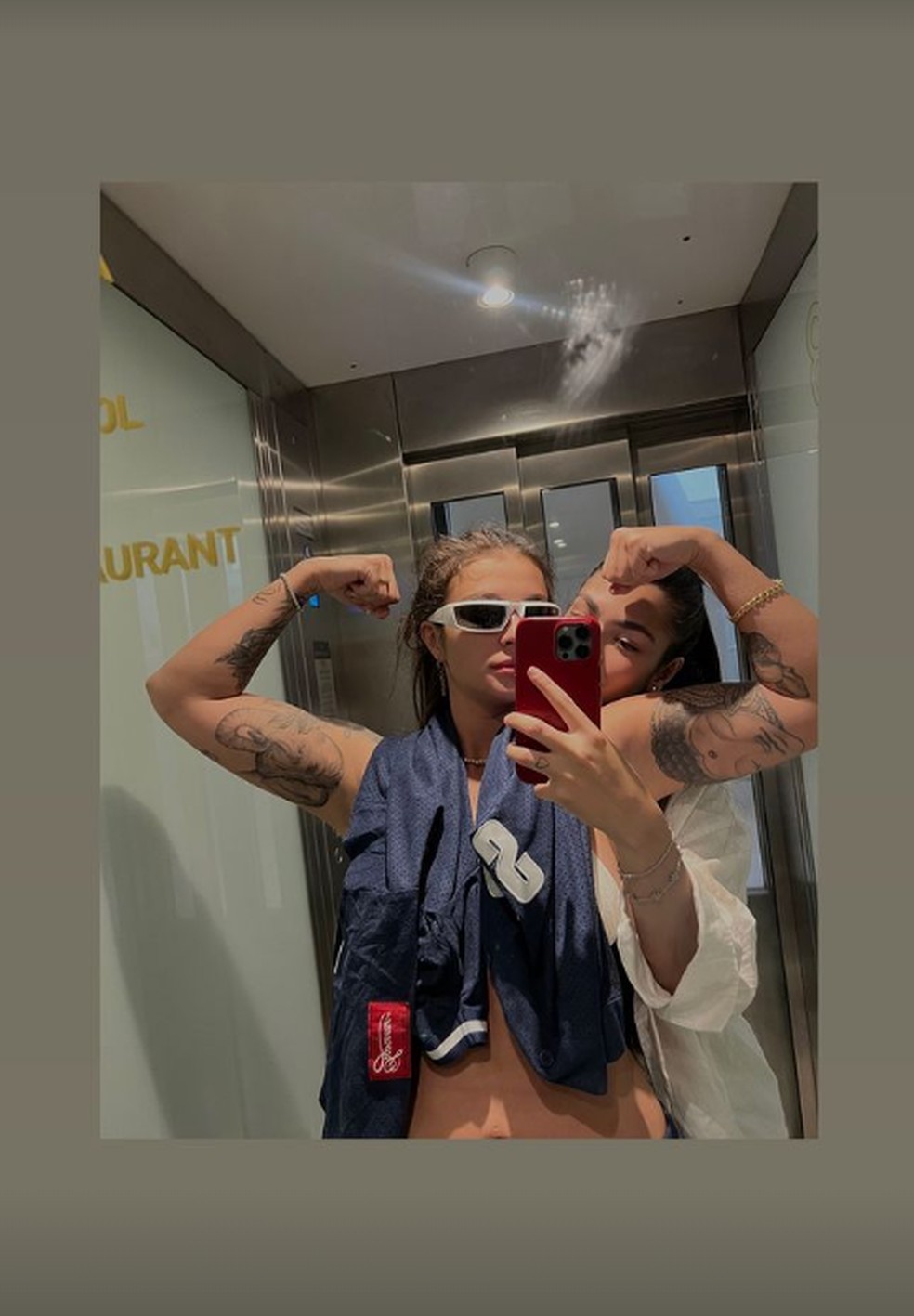 Bárbara Labres e Carol Pacheco, sua namorada, em viagem à Grécia — Foto: Reprodução/Instagram