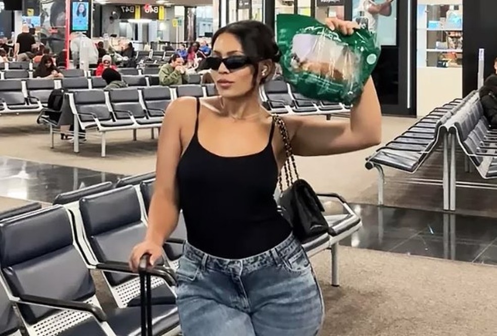 Chloe exibe o frango levado para avião da Alaska Airlines — Foto: Reprodução/TikTok
