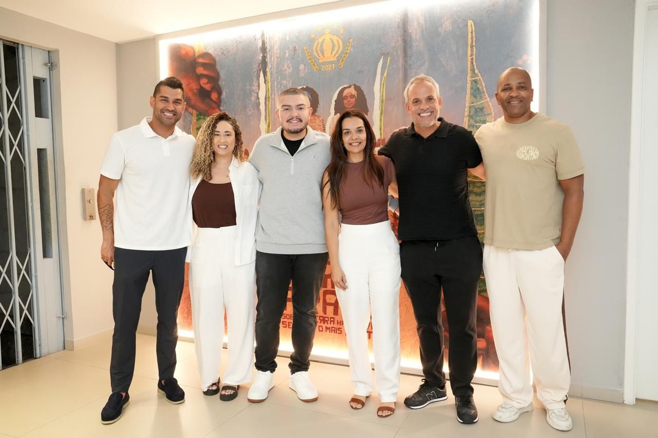 Prefeita de Lençóis, na Chapada Diamantina, cenário de Torto Arado, visita barracão da Unidos de Vila Isabel