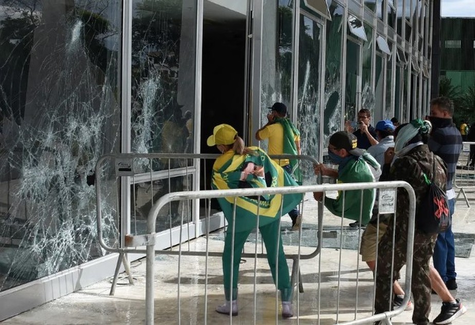 Bolsonaristas invadem Palácio do Planalto no dia 8 de janeiro