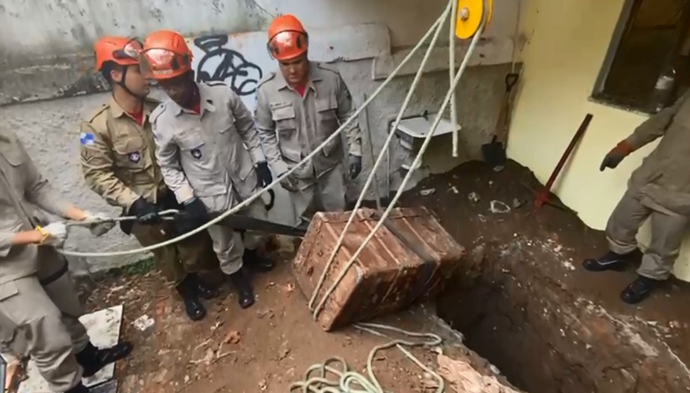 Corpo de Jefferson Machado foi encontrado dentro de um baú, enterrado a dois metros de profundidade — Foto: Reprodução