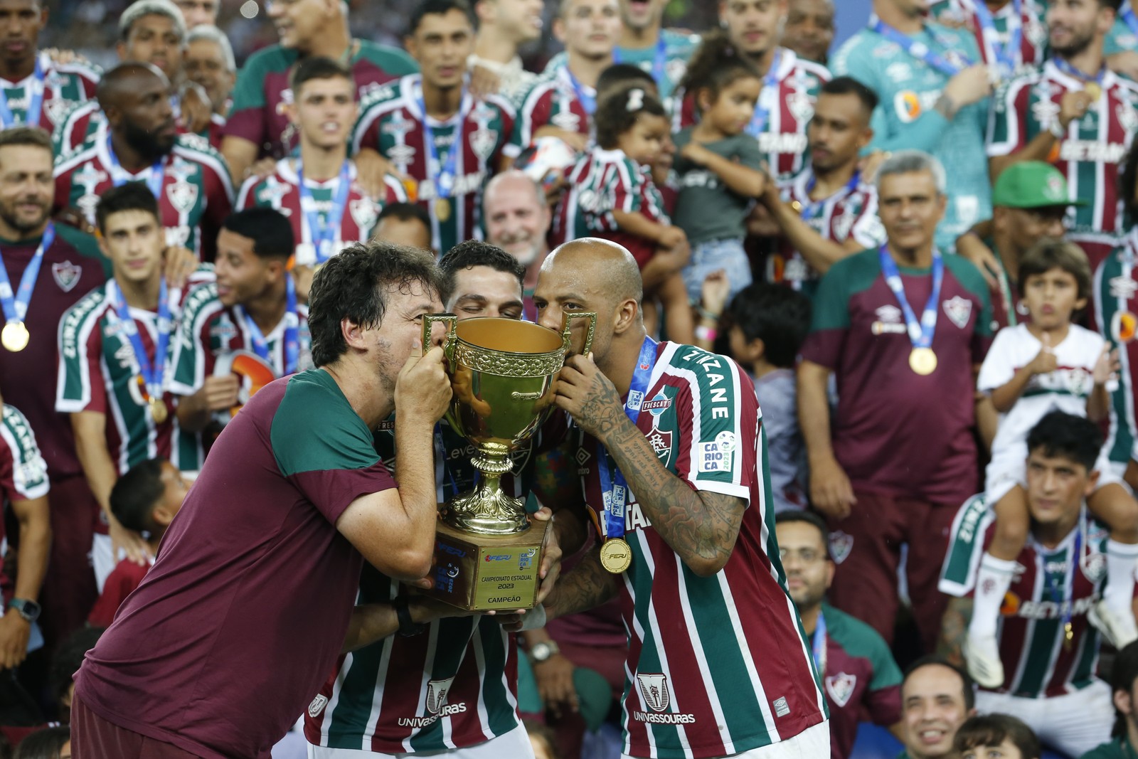 Fernando Diniz, Nino e Felipe Melo beijando a taça do Cariocão — Foto: Guito Moreto / Agência O Globo