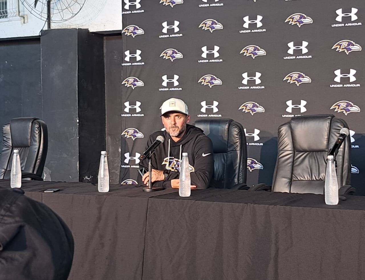 Treinador dos Ravens evita críticas ao Maracanã antes de jogo da NFL: 'Times vão jogar no mesmo gramado'
