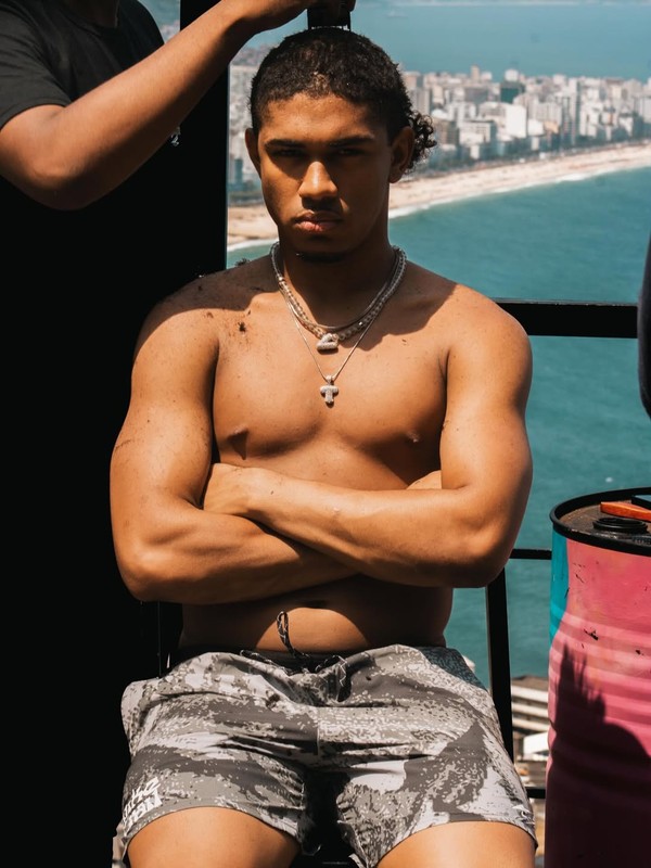 Musa da Viradouro e ex de MC Cabelinho estrela clipe de rapper, irmão ...