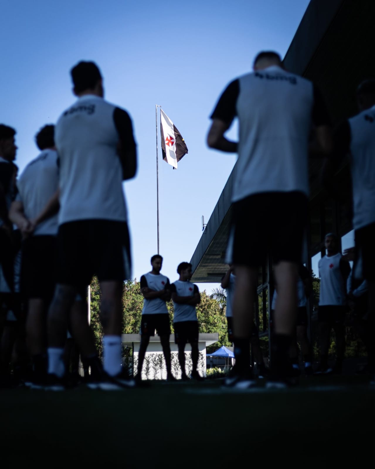 Clubes priorizam mercado estrangeiro e reduzem o espaço para a produção nacional