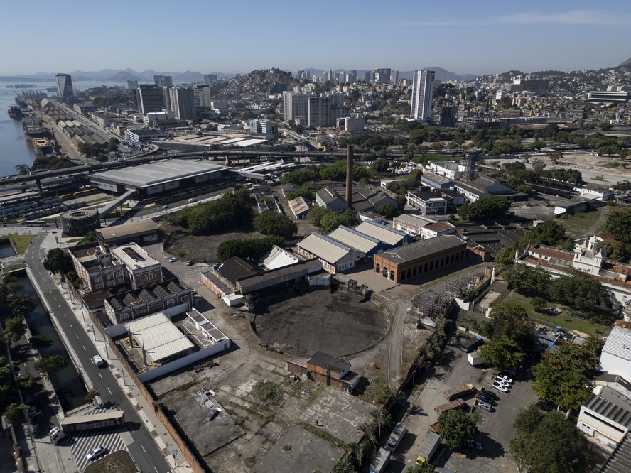 Est&aacute;dio do Flamengo ocupar&aacute; a &aacute;rea do antigo Gas&ocirc;metro. Prefeitura desapropriou o terreno, que ir&aacute; a leil&atilde;o. Ao lado do Gas&ocirc;metro, v&aacute;rios terrenos tem constru&ccedil;&otilde;es demolidas e dar&atilde;o lugar a novos projetos. Na foto, o terreno do Gas&ocirc;metro, na Avenida S&atilde;o Crist&oacute;v&atilde;o, 1200.