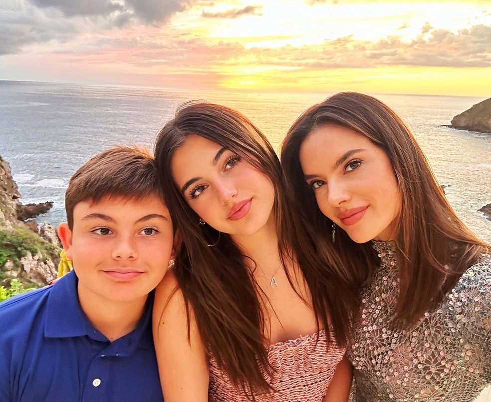 Alessandra Ambrósio e os filhos Anja e Noah — Foto: reprodução