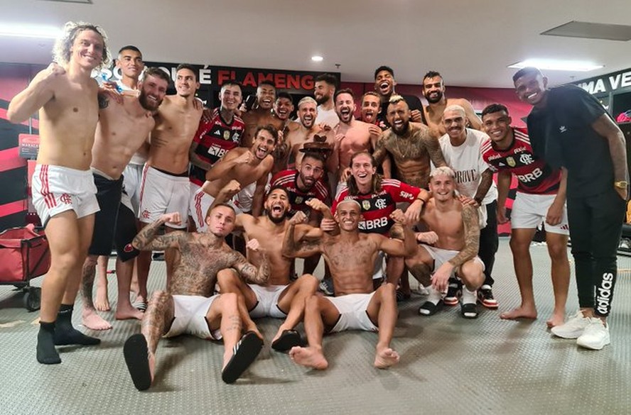 Jogadores do Flamengo posaram juntos no vestiário após a classificação na Copa do Brasil