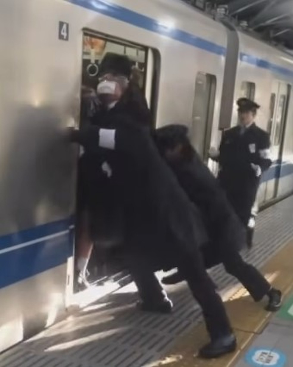 Empurradores de passageiros, 'Oshiya', no Japão — Foto: Reprodução / ABC News