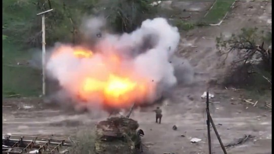 Soldados russos tentam remover mina antitanque e acabam detonando o artefato