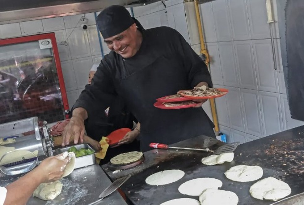 Rivera Martínez, o chef e dono da Taquería El Califa de León — Foto: AFP