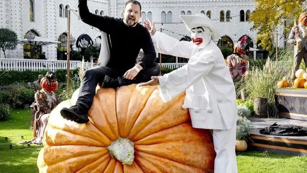 Peter Holst montado na abóbora gigante cultivada por ele — Foto: Reprodução