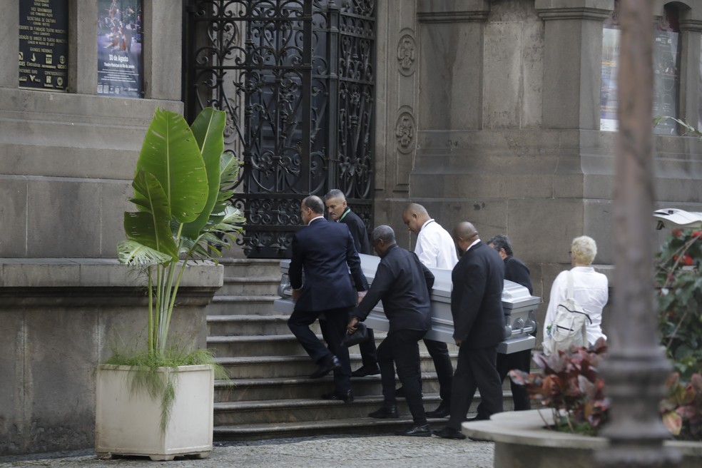 Corpo de Preta Gil chega ao Teatro Municipal para velório e fãs fazem homenagens na porta