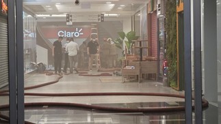 Fumaça toma conta de um dos corredores do edifício onde funciona o Shopping — Foto: Felipe Grinberg