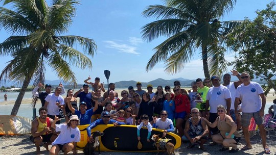 Organização ensina surfe adaptado para pessoas com deficiência  em Saquarema
