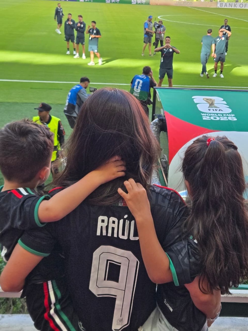 Daniela Basso com os filhos na Copa do Mundo — Foto: reprodução/ instagram