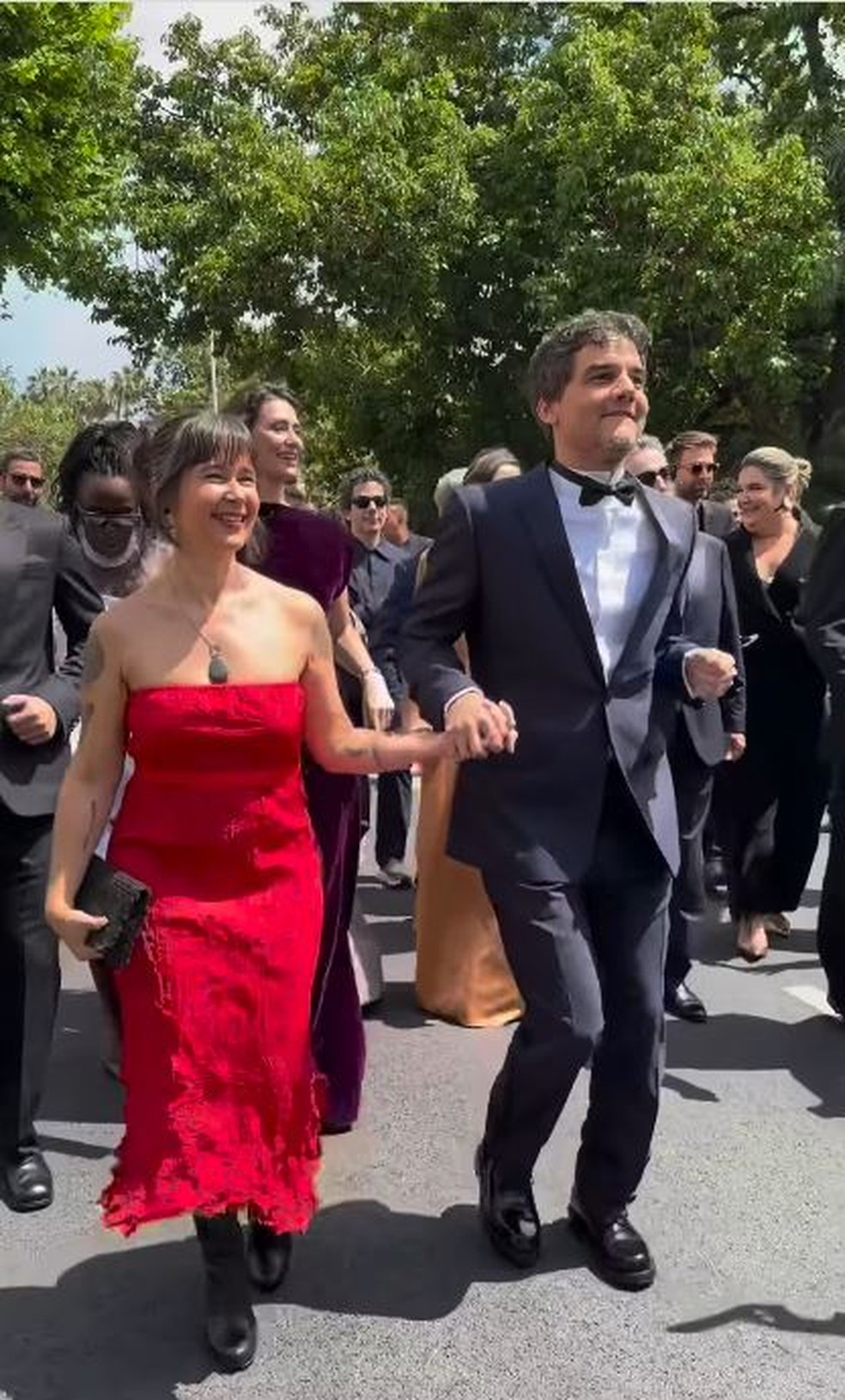 Wagner Moura e mulher dançam frevo no tapete vermelho de Cannes em dia de estreia de 'O agente secreto' — Foto: reprodução