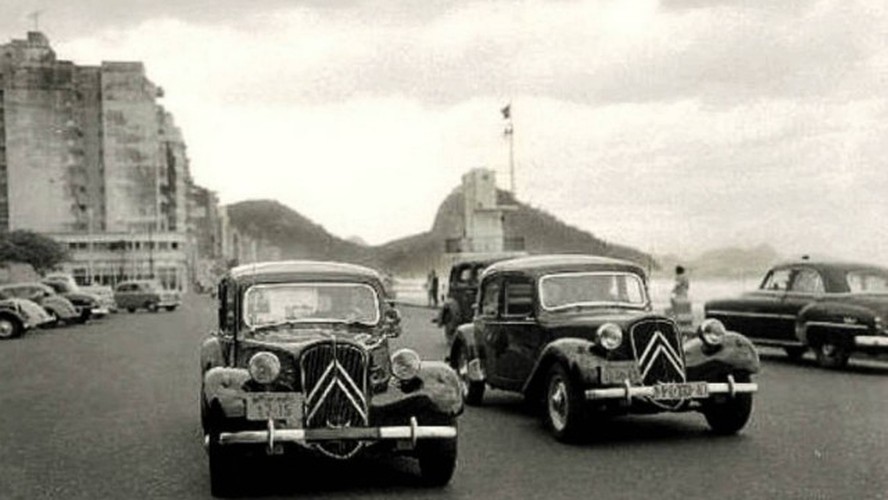 Dois Citroën na Av. Atlântica. Os 11 Légère eram parte da paisagem carioca nos anos 50