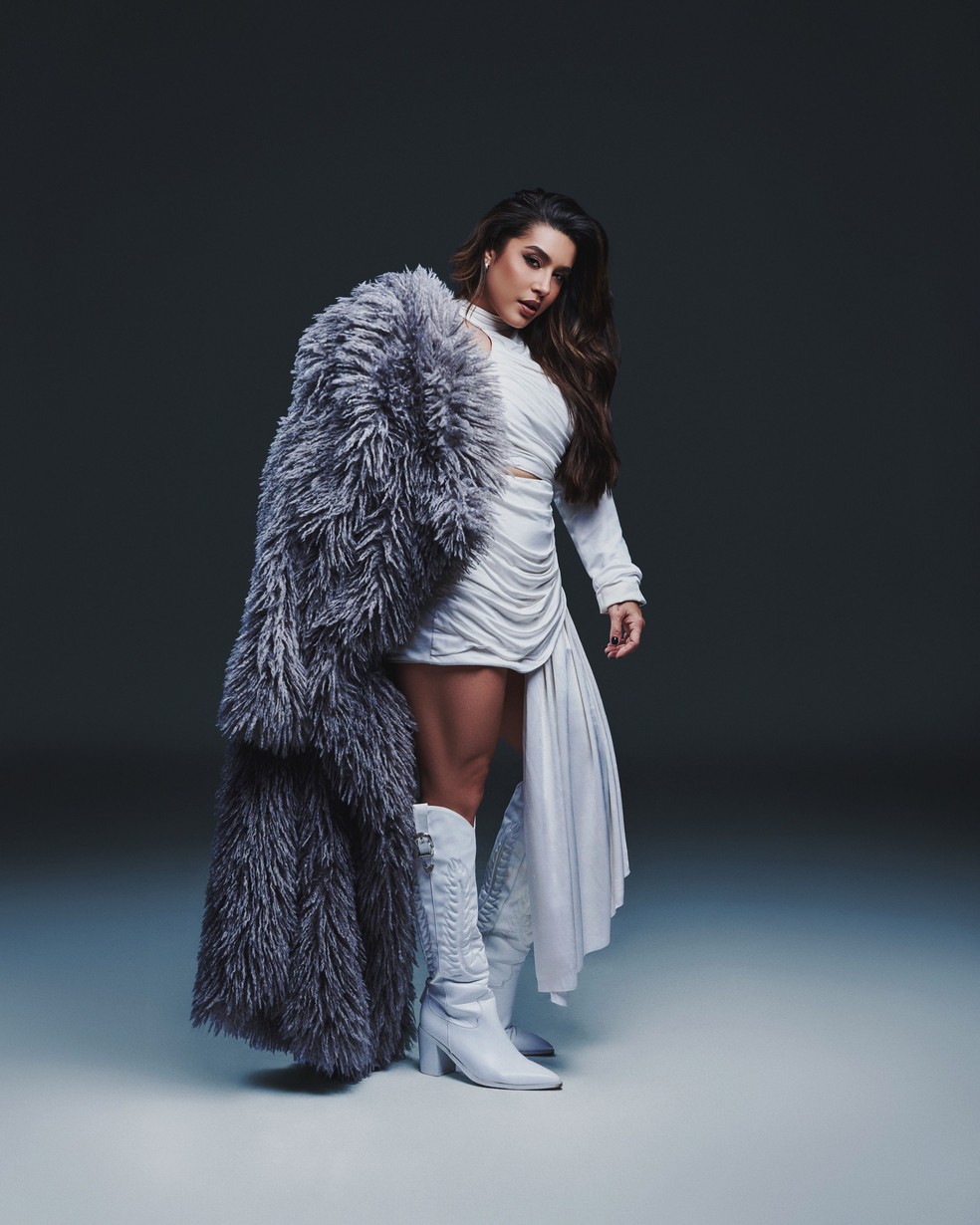 Lauana Prado posa para a capa da Canal Extra &mdash; Foto: Ernna Cost