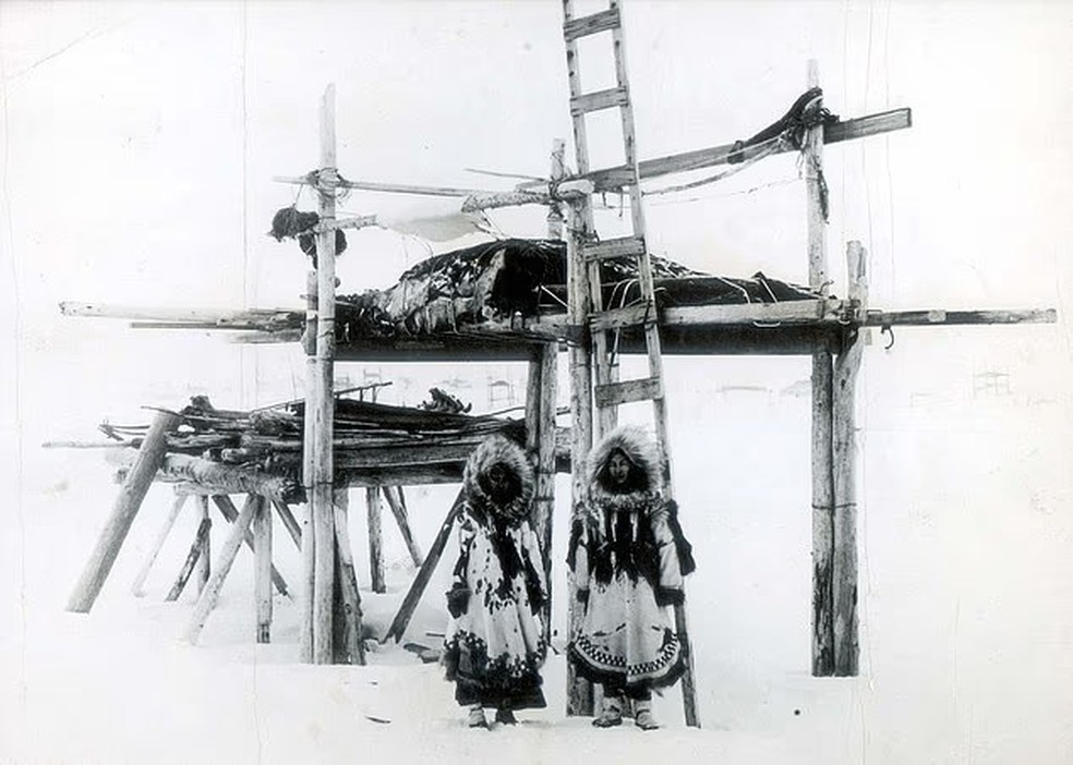 Esquim&oacute;s no Cabo Pr&iacute;ncipe, em Gales, Alasca, em 1925 &mdash; Foto: Reprodu&ccedil;&atilde;o