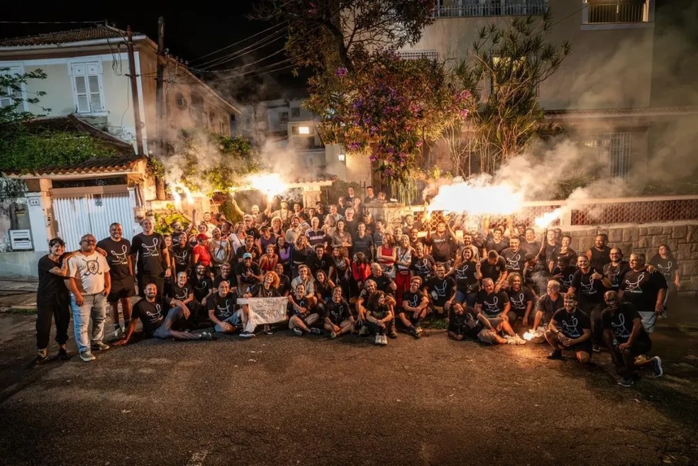 Fernanda Torres conclui gravações de primeiro longa após o Oscar e brinca com foto de equipe: 'Onde está Wally?' — Foto: Reprodução/Instagram