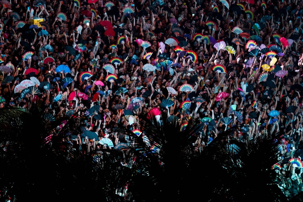 Leques na Copacabana lotada para o show de Lady Gaga — Foto: Daniel Ramalho/AFP