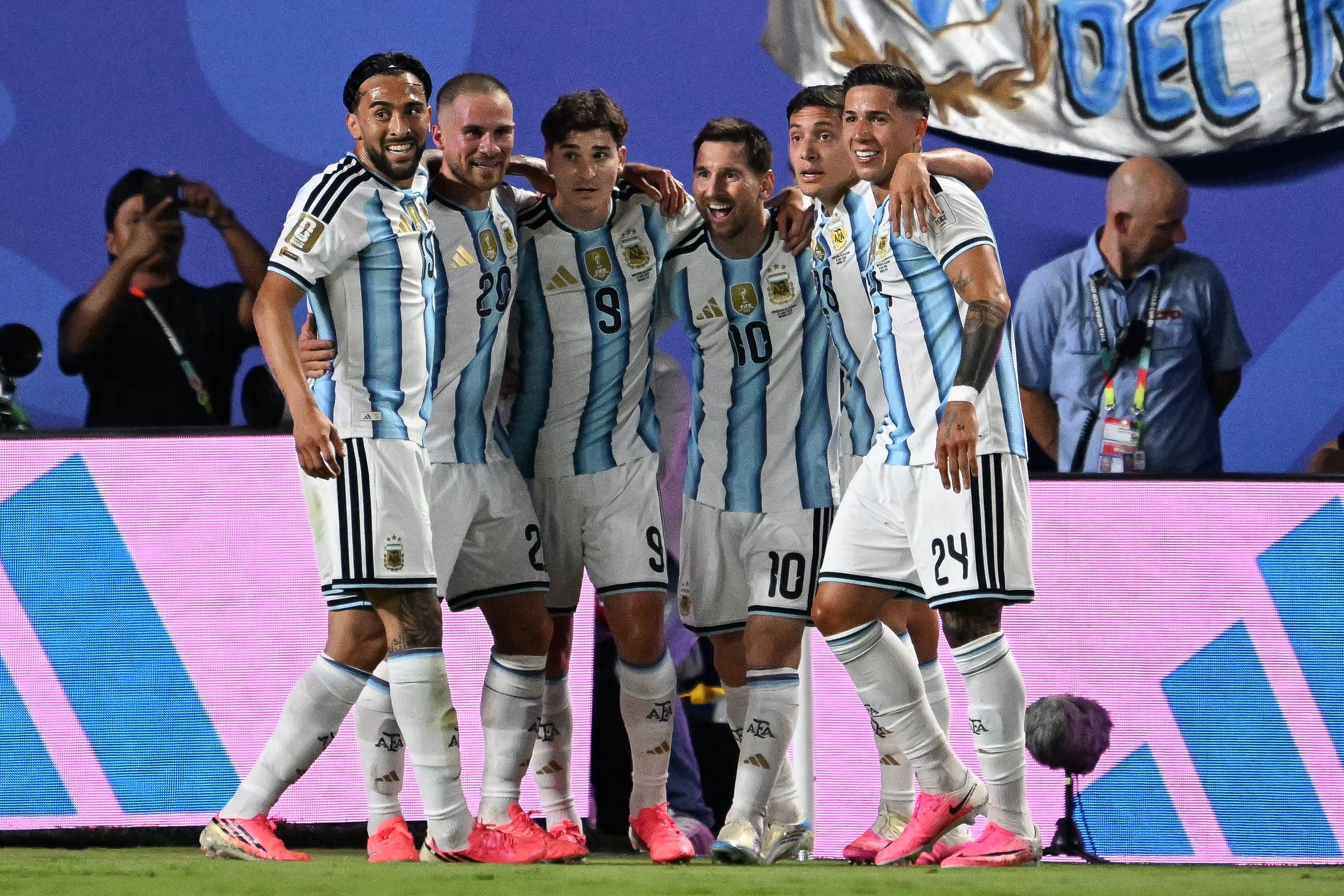 Messi na ponta, Mbappé, Halland e mais quatro na sequência; veja ranking de artilheiros da Copa após uma semana
