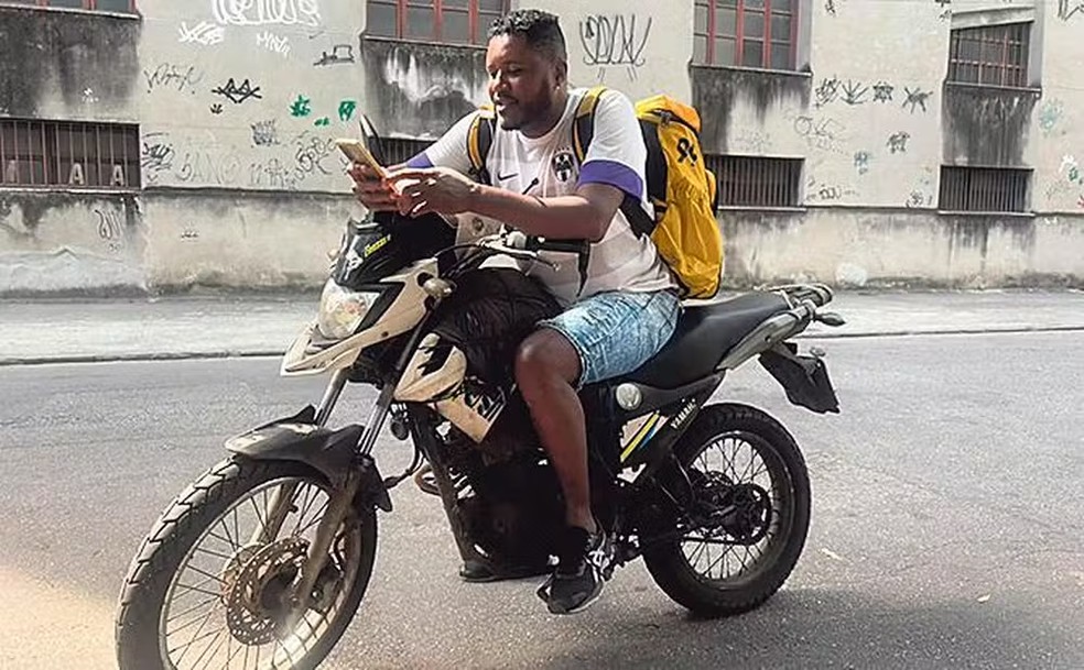 Alexsandro Dantas, de 40 anos, tentou o crédito, mas não conseguiu — Foto: Caroline Nunes/Agência O Globo
