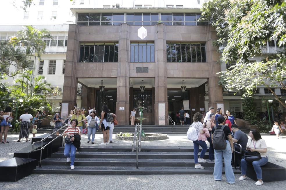 As pessoas reunidas em frente ao Hospital dos Servidores — Foto: Domingos Peixoto/Agência O Globo