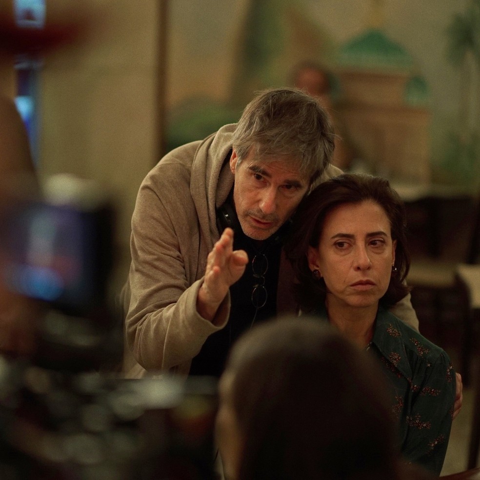 Walter Salles dirige Fernanda Torres em "Ainda estou aqui" — Foto: Alile Dara Onawale/ divulgação