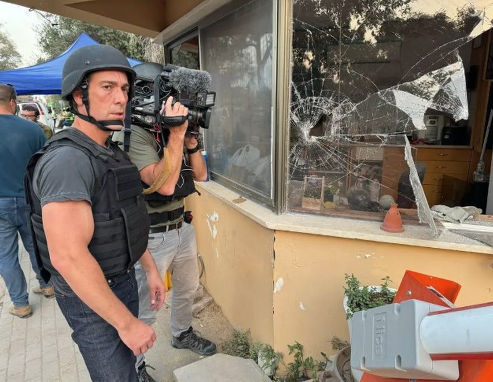 David Muir em cobertura: cr&iacute;tica por camisas de mangas muito curtas &mdash; Foto: Reprodu&ccedil;&atilde;o/Instagram