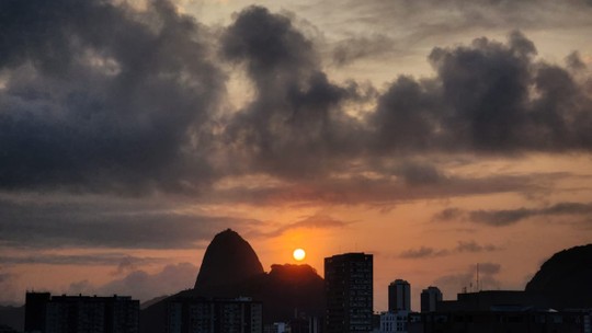 Temperatura amena, céu nublado, chuva fraca e ventos moderados: o tempo no Rio nesta sexta-feira
