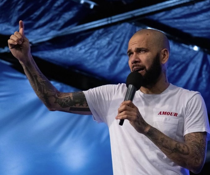 Daniel Alves prega para mais de 35 mil pessoas em evento religioso na Espanha: ‘Na prisão, Cristo me libertou’