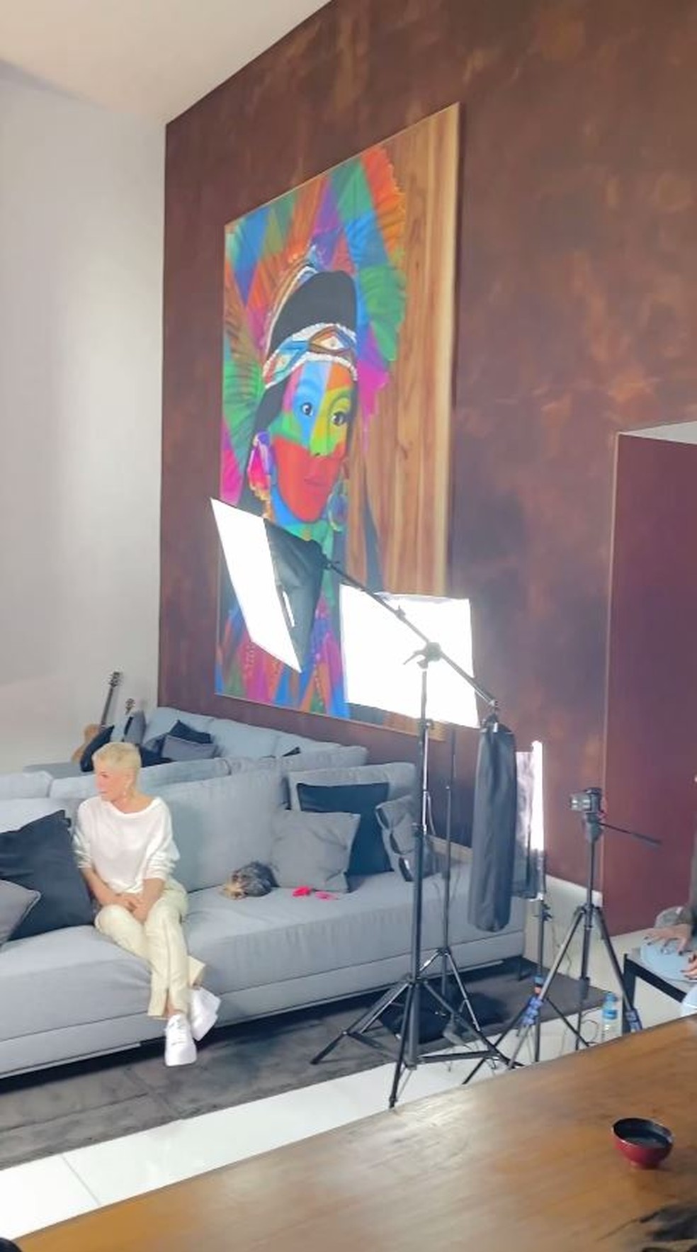 Xuxa na sala gigante de sua nova mansão — Foto: reprodução/ instagram 