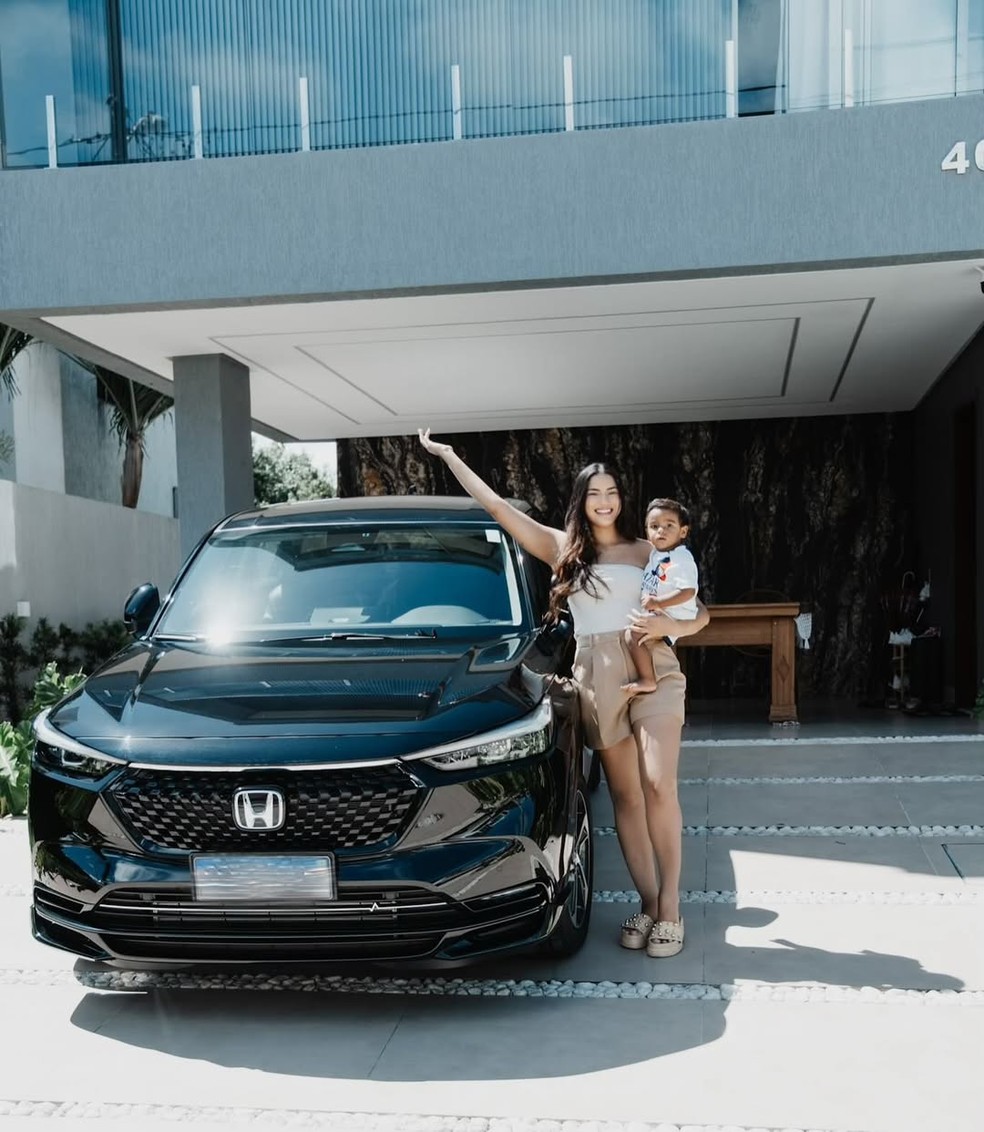 Tvila Gomes comemora compra do primeiro carro  Foto: Ana Lopes/Reproduo/Instagram
