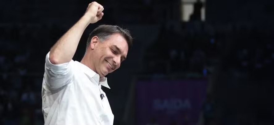 Flávio Bolsonaro não entrega os passaportes à Polícia Federal no prazo determinado por Moraes
