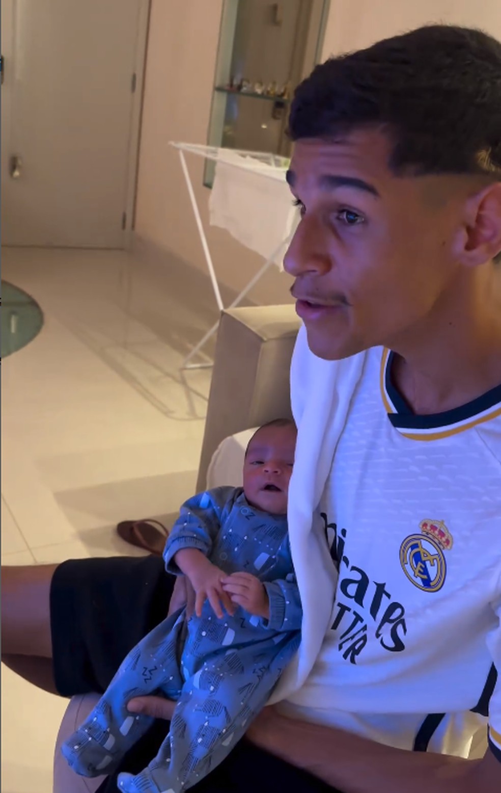Luva de Pedreiro apresenta Cristiano Ronaldo ao filho recém-nascido — Foto: Reprodução/Instagram