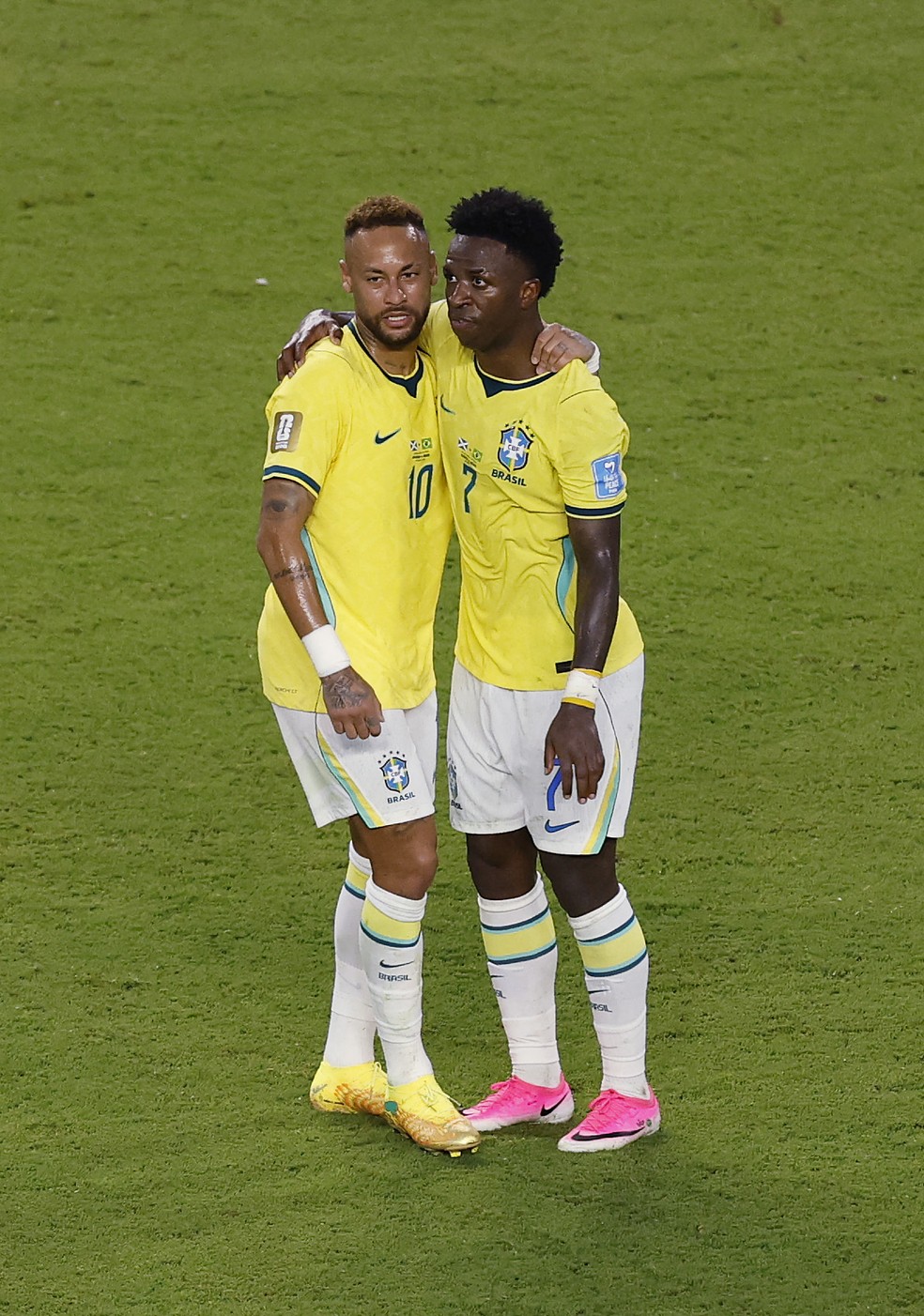 Neymar e Vinicius Junior se abraçam na vitória do Brasil sobre a Escócia — Foto: Michael Reaves/Getty Images/AFP