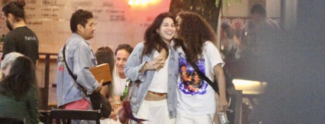 Alice Carvalho e Chandelly Braz são flagradas juntas na Zona Sul do Rio — Foto: Extra