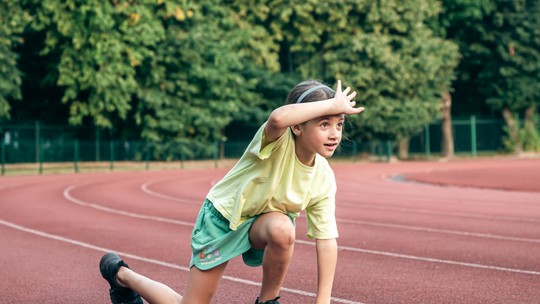Crianças e adolescentes podem praticar corrida? Especialistas explicam os cuidados e as distâncias por idade Crianças e adolescentes podem praticar corrida? Especialistas explicam os cuidados e as distâncias por idade