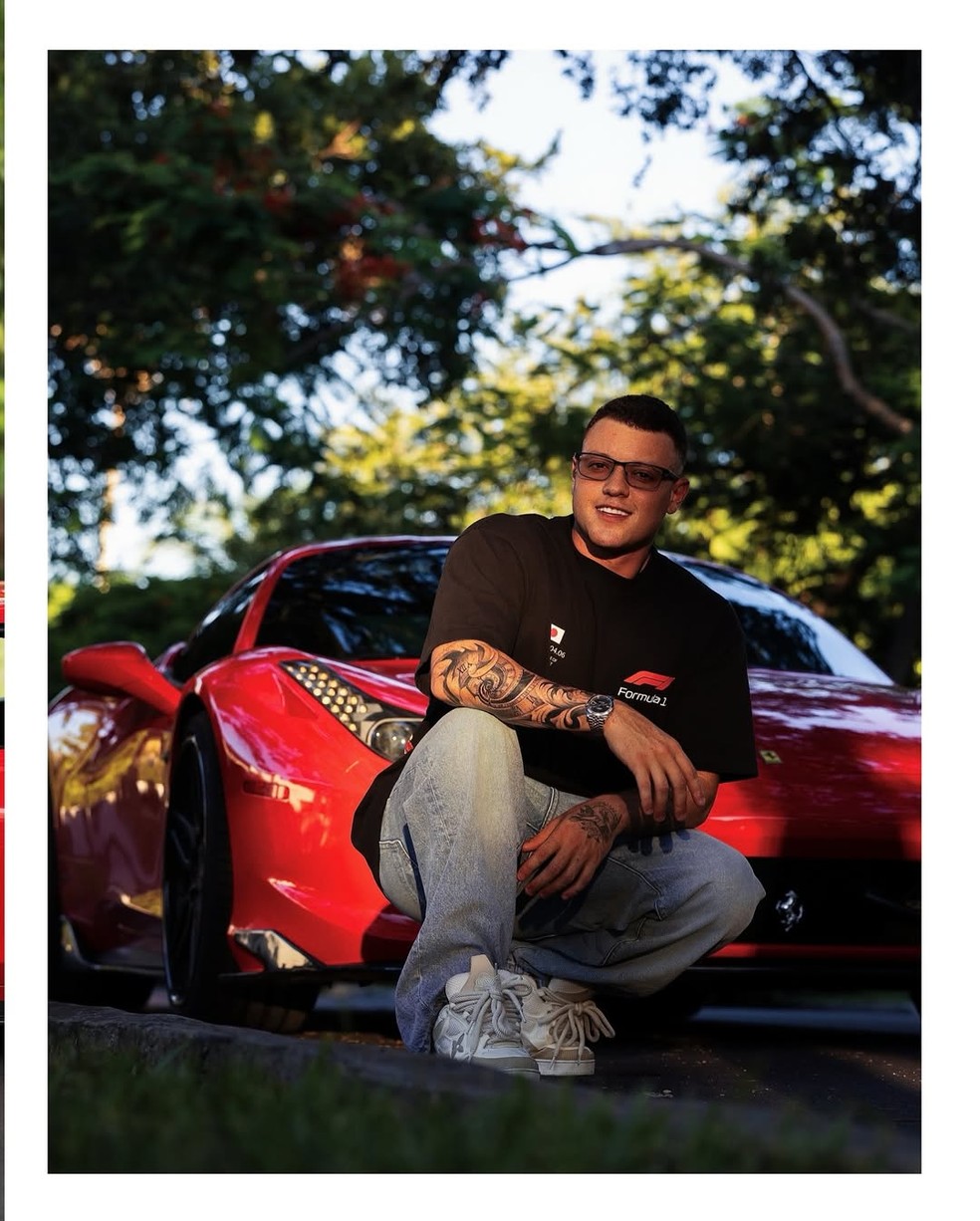 Sofia Liberato e Gabriel Gravino fazem ensaio com Ferrari de R$2,5 milhões — Foto: Mayckon Santos e Vanessa de Castro/Reprodução/Instagram