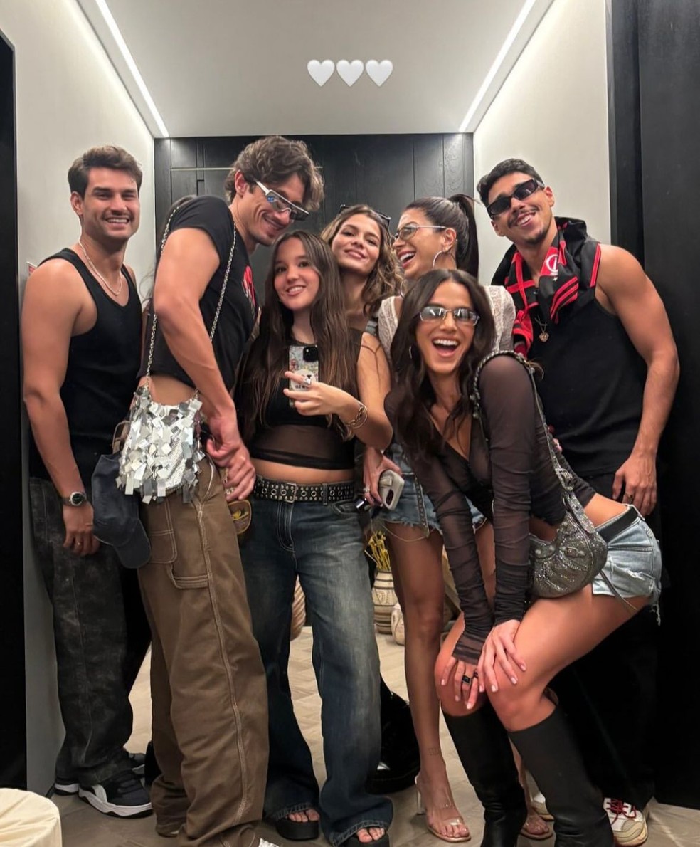 Bruna Marquezine usa transparência para festa de amigo e acaba mostrando demais — Foto: Instagram