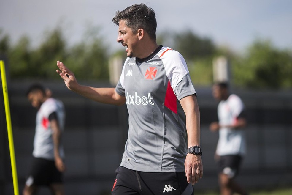 O interino William Batista estará no banco de reservas do Vasco no clássico contra o Botafogo — Foto: Daniel Ramalho / Vasco